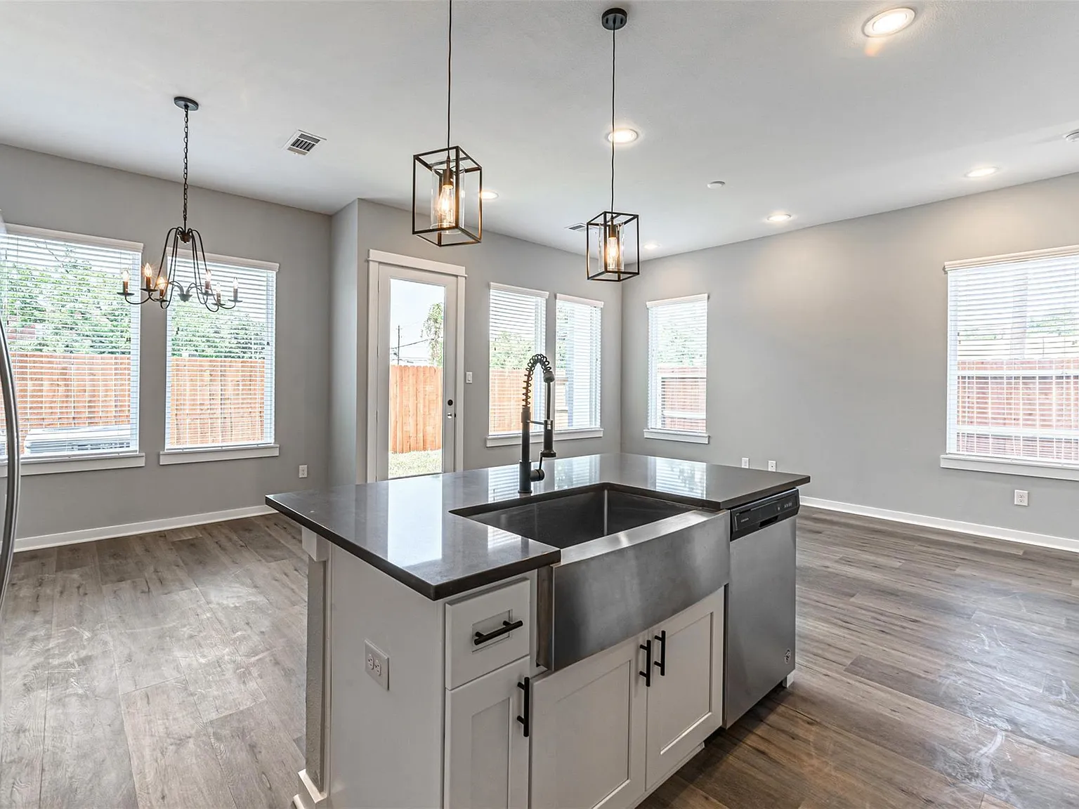 3 bed, 2.5 bath, 1620 sqft, $2,200 — Photo 3