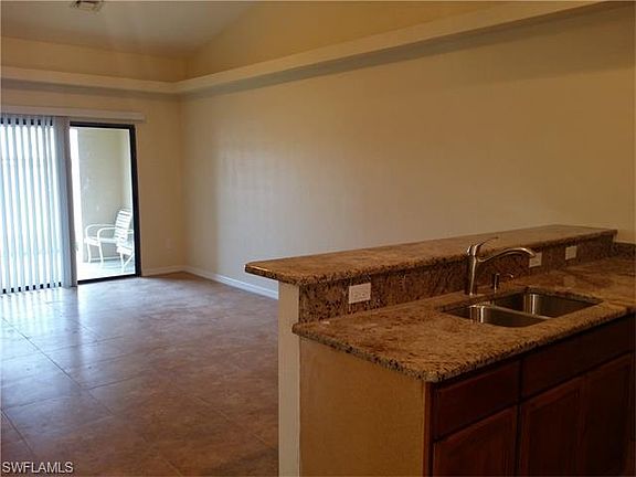4th image of 554 SE 5th Ave
