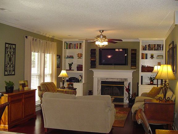 Den/Family Rm W built ins