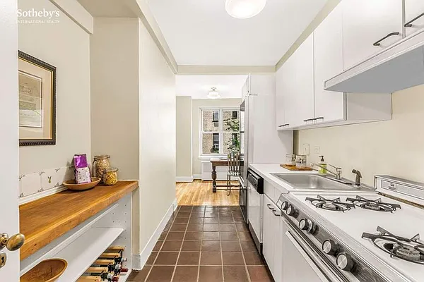 Sold by Sotheby's International Realty | media 6