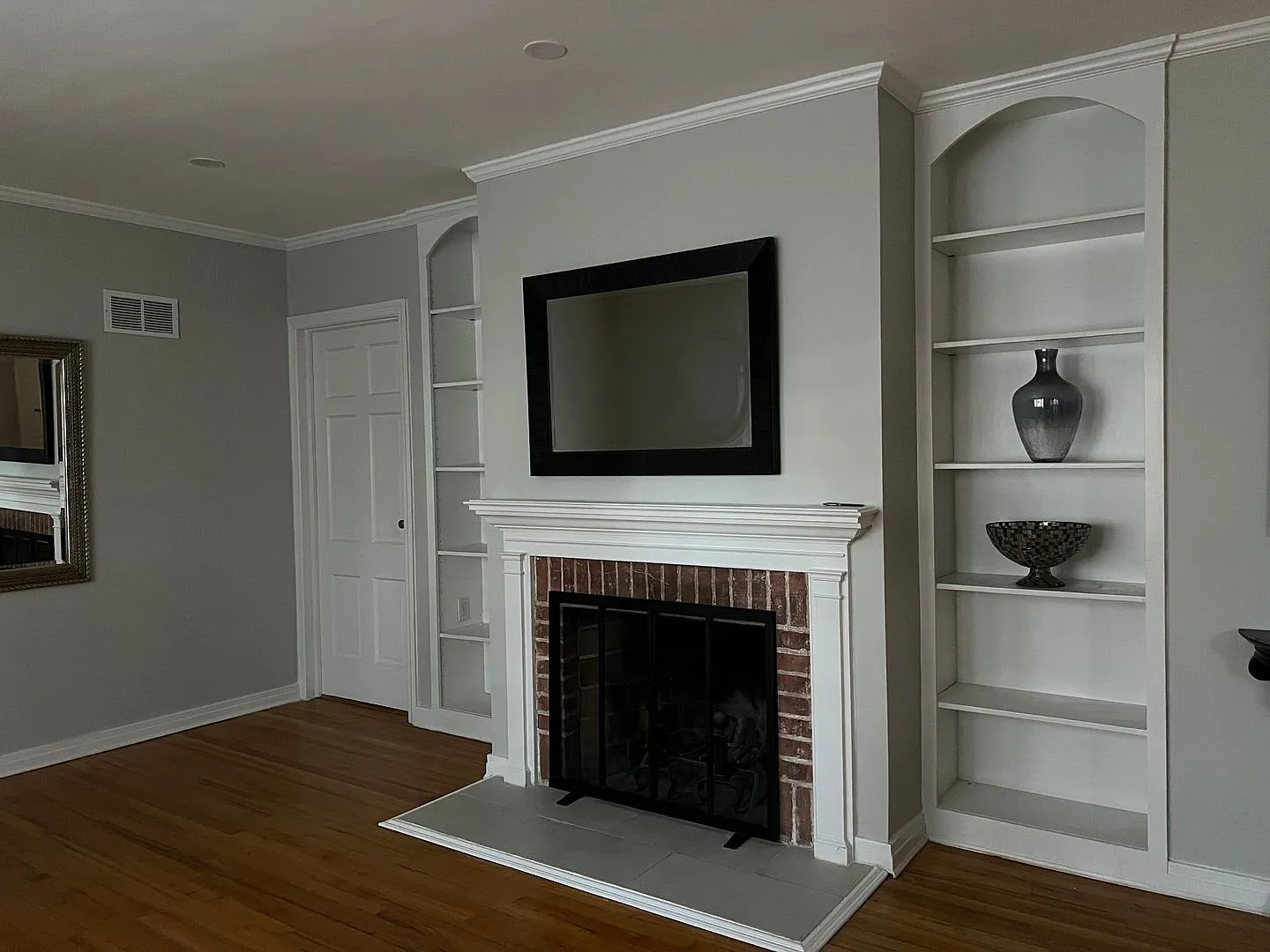 Mint 4 Bedroom/2.5 Bath Colonial Home in Valley Stream! — Photo 2