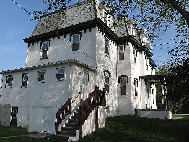 1st image of 423 W Lancaster Ave