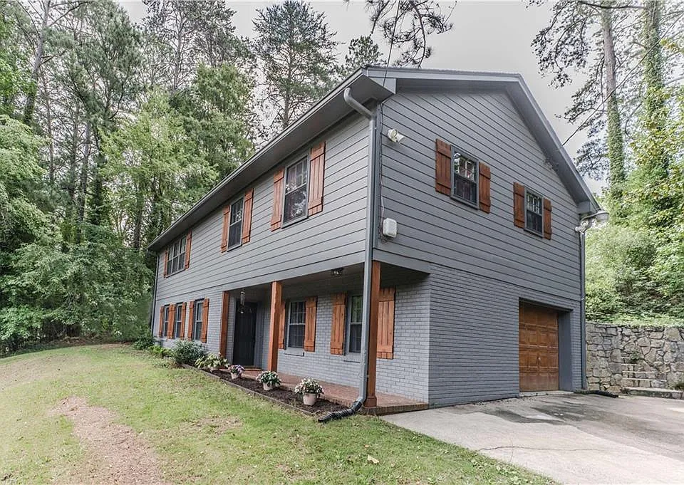 302 E Valley Rd NE