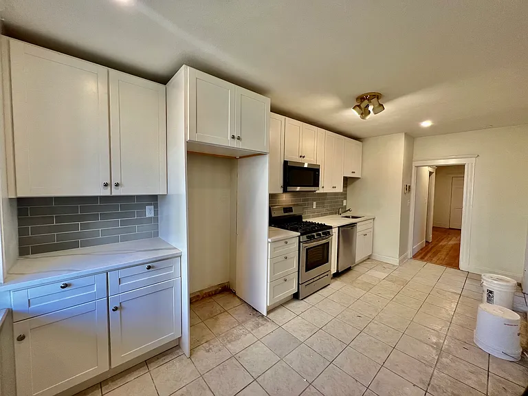 48 Endicott St #2R — Photo 6
