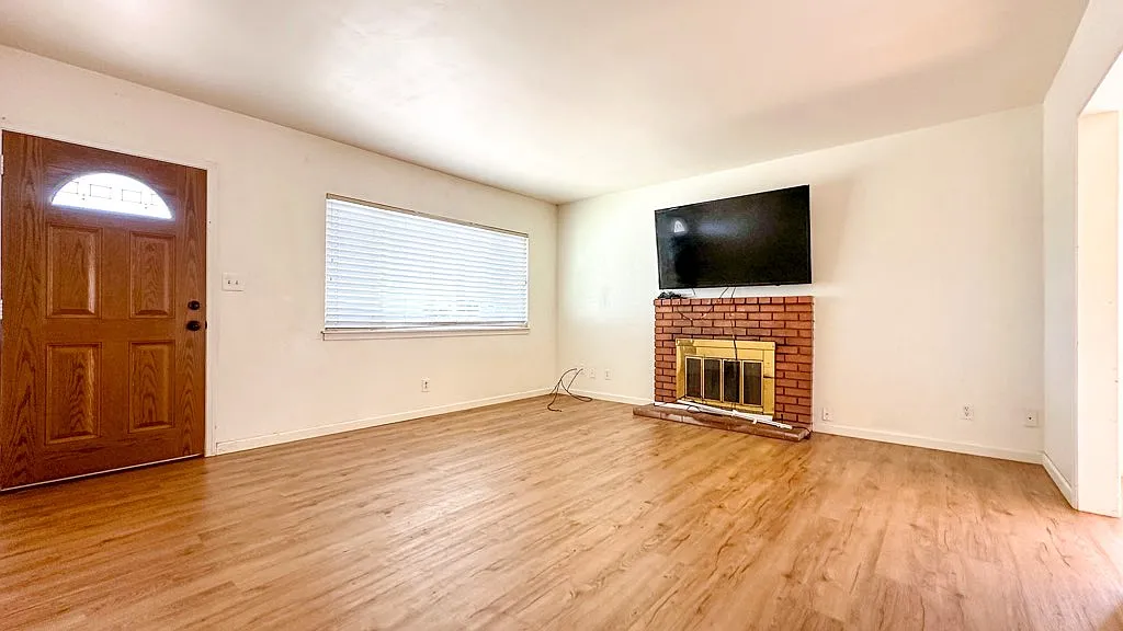 445 Park View Ave — Photo 3