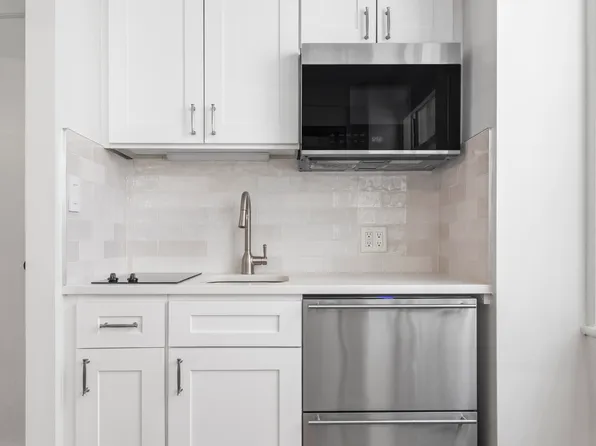 321 East 43rd Street image 2 of 7