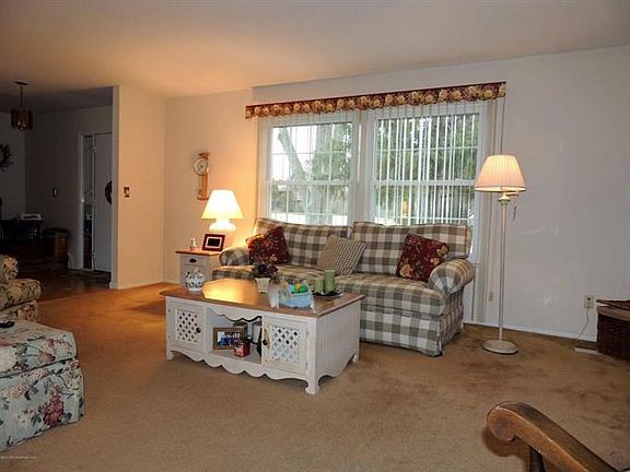 5th image of 985 Brightwood Dr