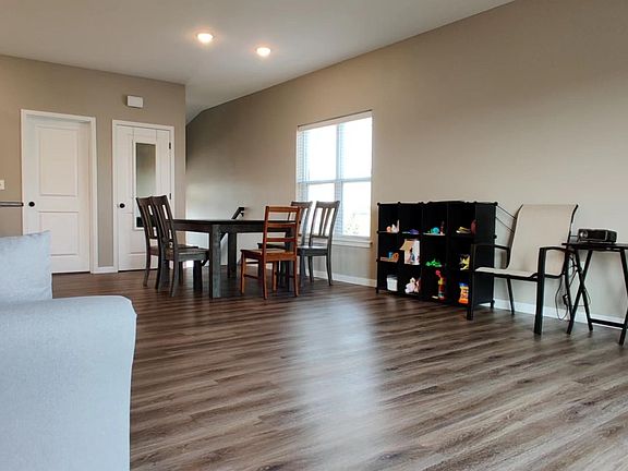 4th image of 1252 Daisy Cir
