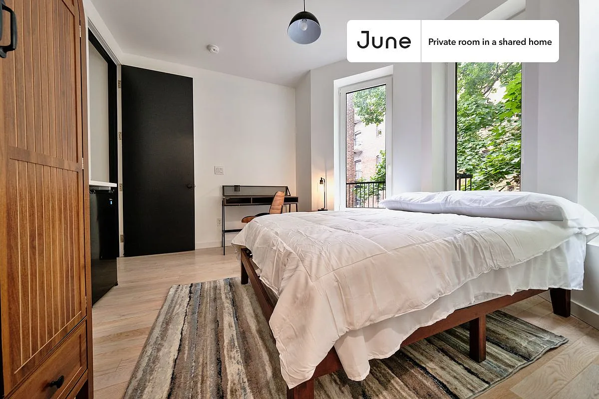 Full bedroom in 4 bed/4 bath home in Ditmas Park #1896 D — Photo 2