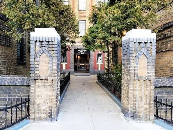 1543 West 1st Street image 1 of 9