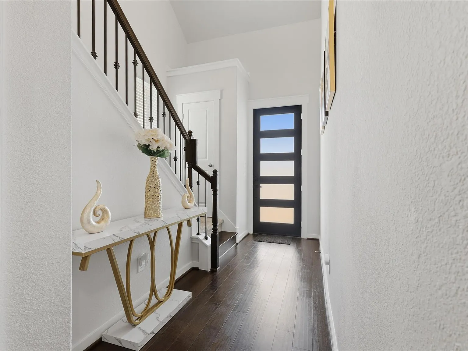 3 bed, 2.5 bath, 2310 sqft, $3,000 — Photo 3