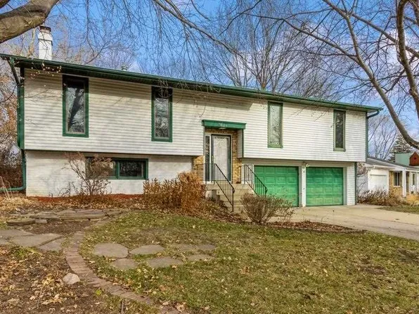 14 Warwick Cir, Iowa City, IA 52240