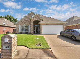 1915 Hollyglen Dr, Tyler, TX 75703