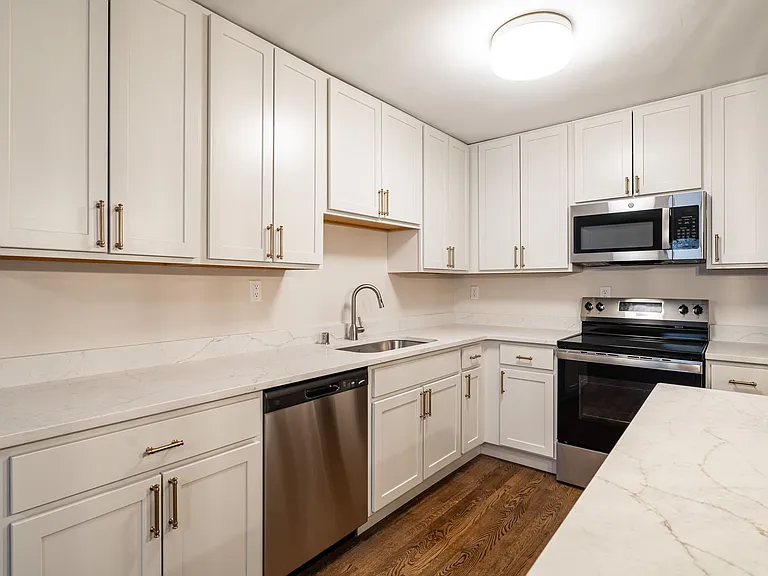 2600 E Kenwood Blvd — Photo 30