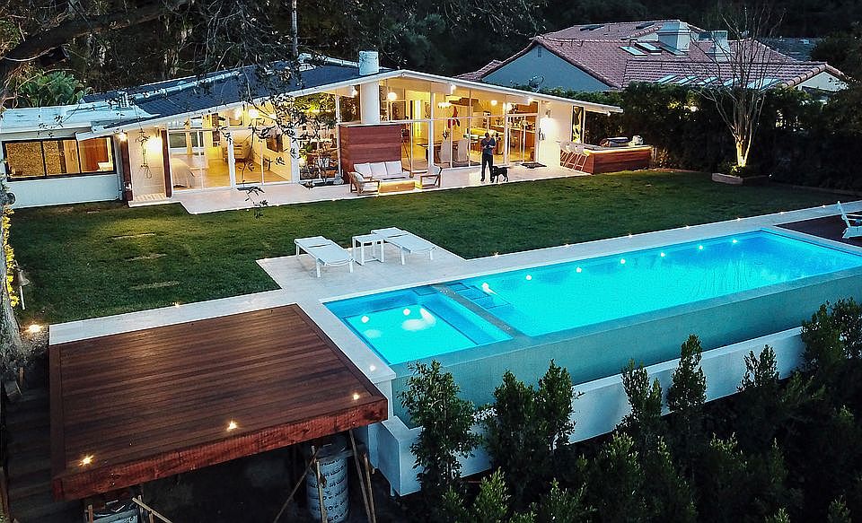 1st image of 15171 Mulholland Dr