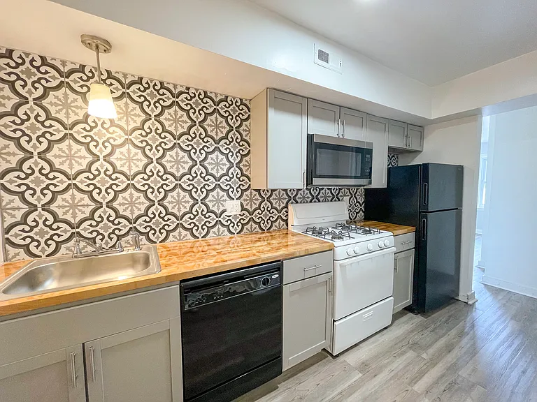 5735 Hobart St #4 — Photo 8