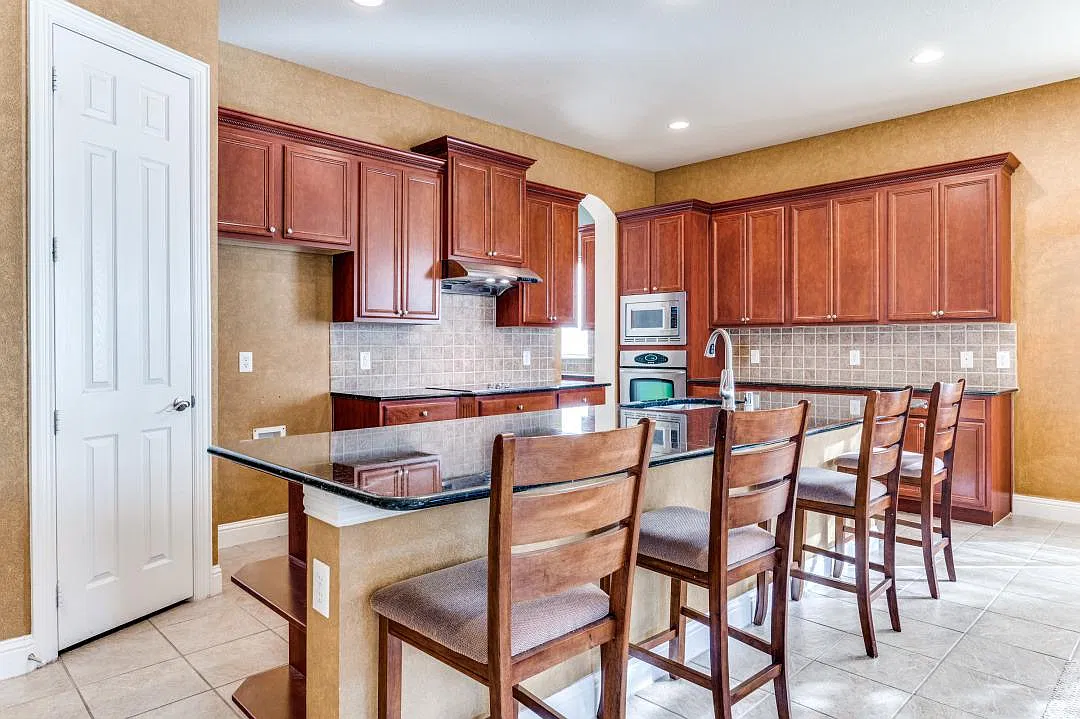 4 bed, 3.5 bath, 3391 sqft, $3,200 — Photo 3