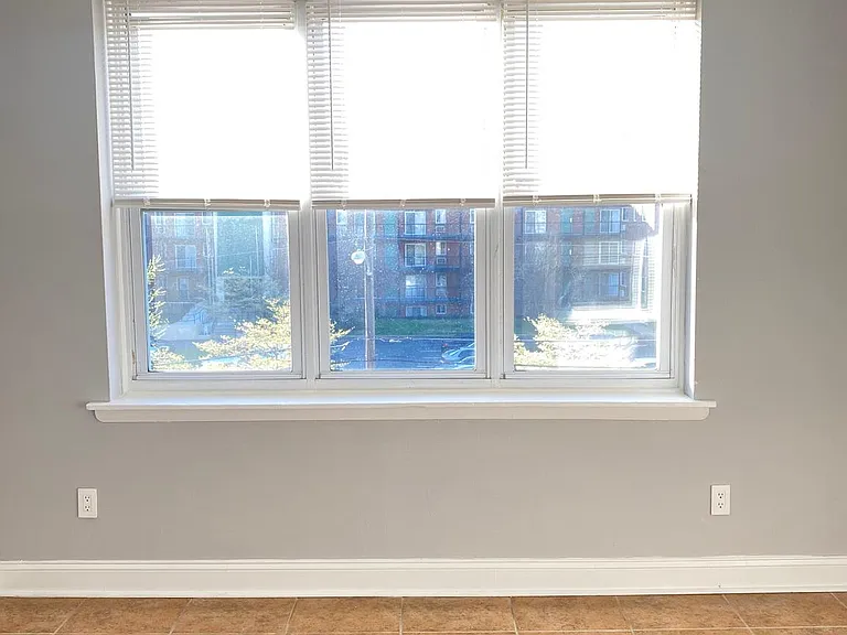400-418 W Walnut Ln #4-406 — Photo 5