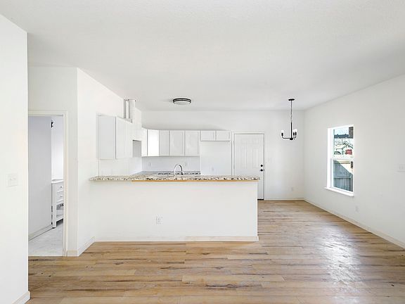 4th image of 326 Esma St