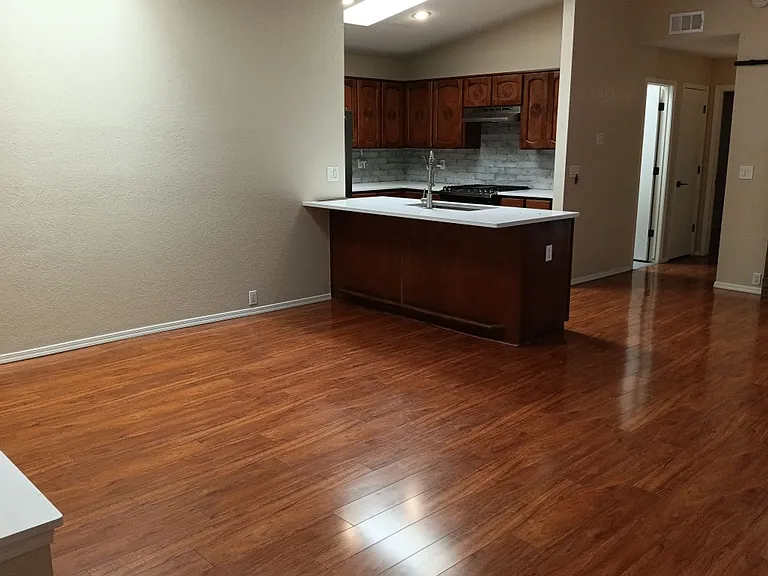 10404 Griffith Park Dr NE — Photo 5