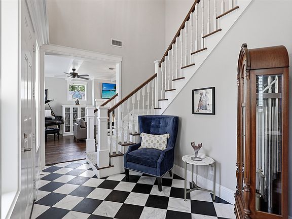 5th image of 605 Barnes St