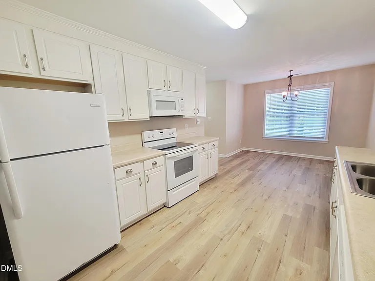 411 Whitehall Ct — Photo 12