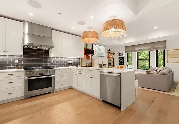 4th image of 320 W 115th St #3