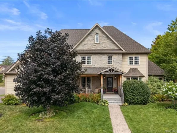 53 Gillespie St, Dieppe, NB E1A 8T4