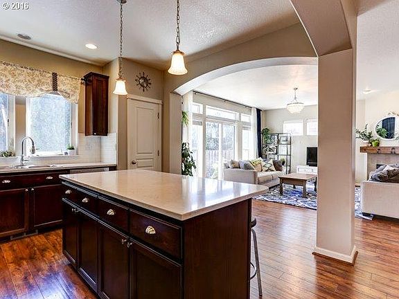 5th image of 136 NE Porto Way