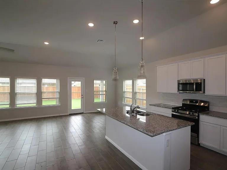 13068 Yellowstone Way — Photo 2