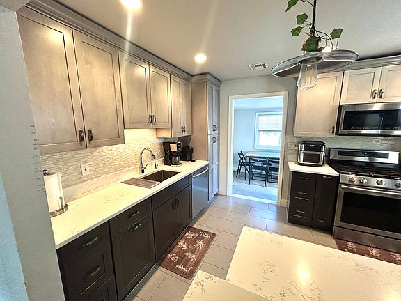 4th image of 16 White Oak Dr