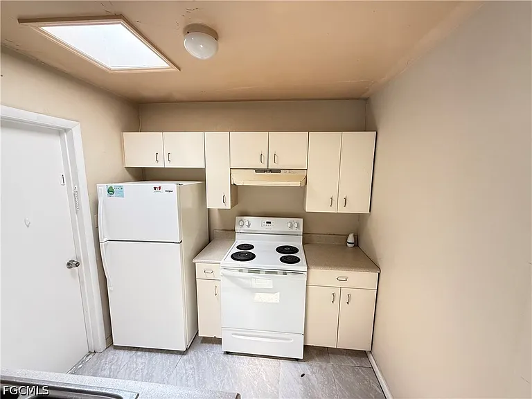 21155 Meehan Ave — Photo 2