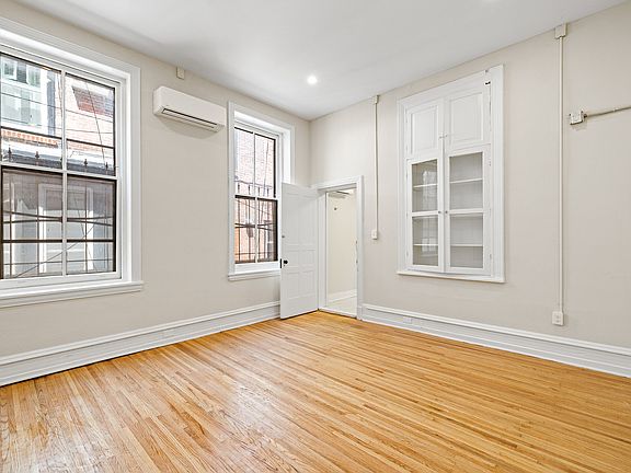5th image of 2311 Green St APT 1R