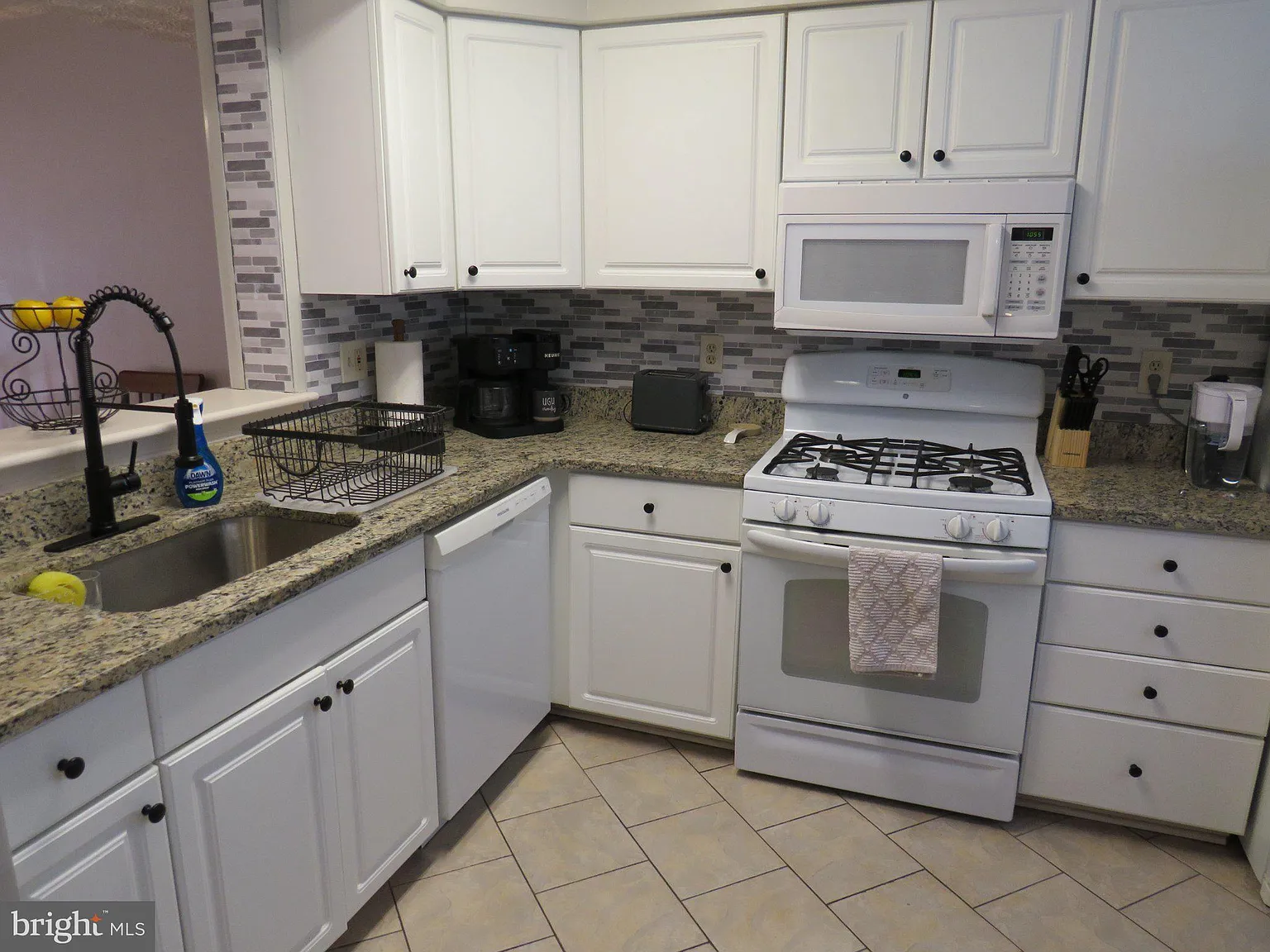 3 bed, 2.5 bath, 1800 sqft, $2,500 — Photo 3
