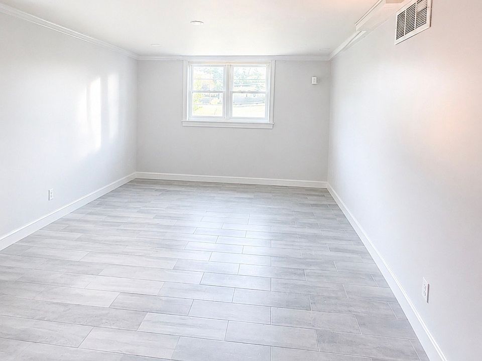 1st image of 994 Overbrook Cir #1
