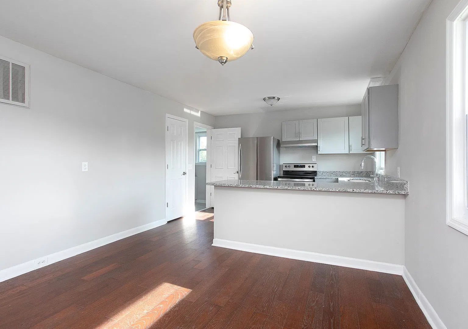 3 Bedroom/ 1 Bath home near downtown! Available in December! — Photo 2