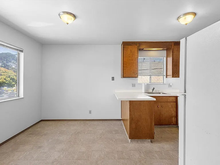 1336 Broadway #B - 2 bedroom | 1 bath | Upper unit w/ a private balcony — Photo 6