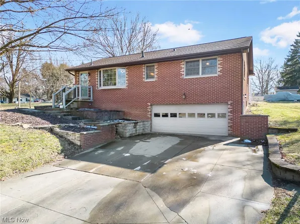 1364 Willowood Dr, Mogadore, OH 44260