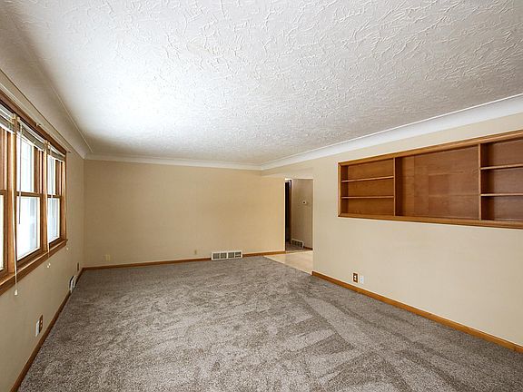 5th image of 620 4th Ave SW
