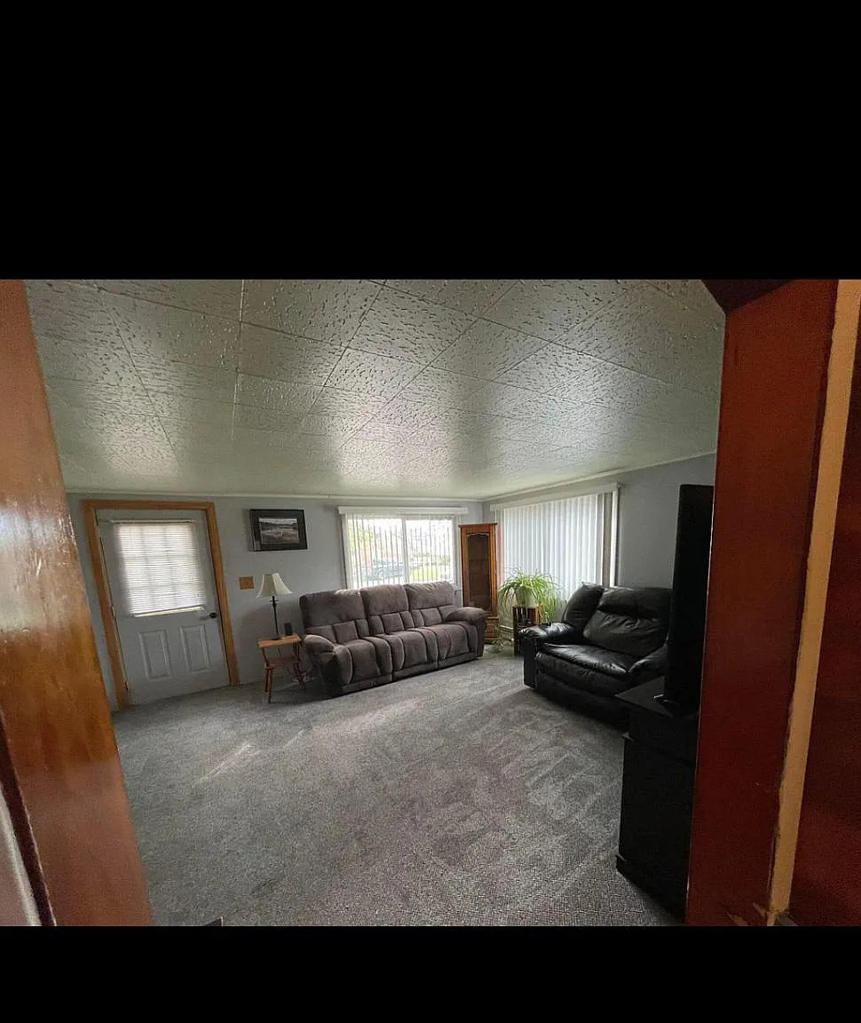 5 bed, 2700 sqft, $2,400 — Photo 3