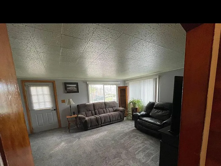 1810 Ryan Ave — Photo 3