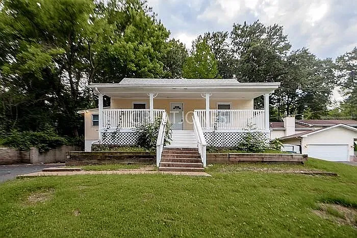 4 bed, 1.0 bath, 904 sqft, $1,475 — Photo 1