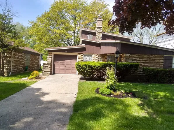 590 S Hillcrest Ave, Elmhurst, IL 60126