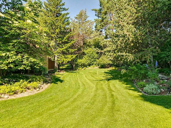 3rd image of 40 Eagle Ridge Pl SW