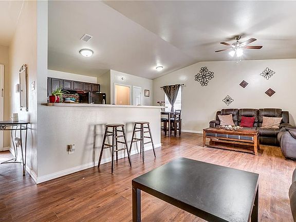 5th image of 1109 Woodcrest Dr