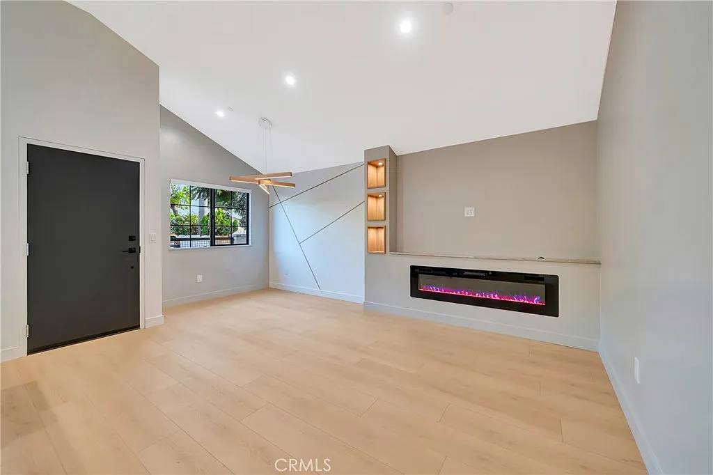 3 bed, 950 sqft, $5,190 — Photo 3