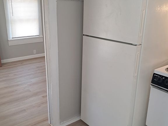 5th image of 411 24th St W #411