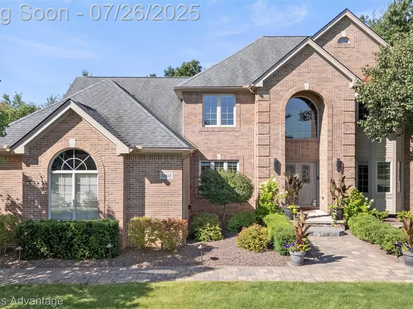 23613 Copperwood Dr W, South Lyon, MI 48178