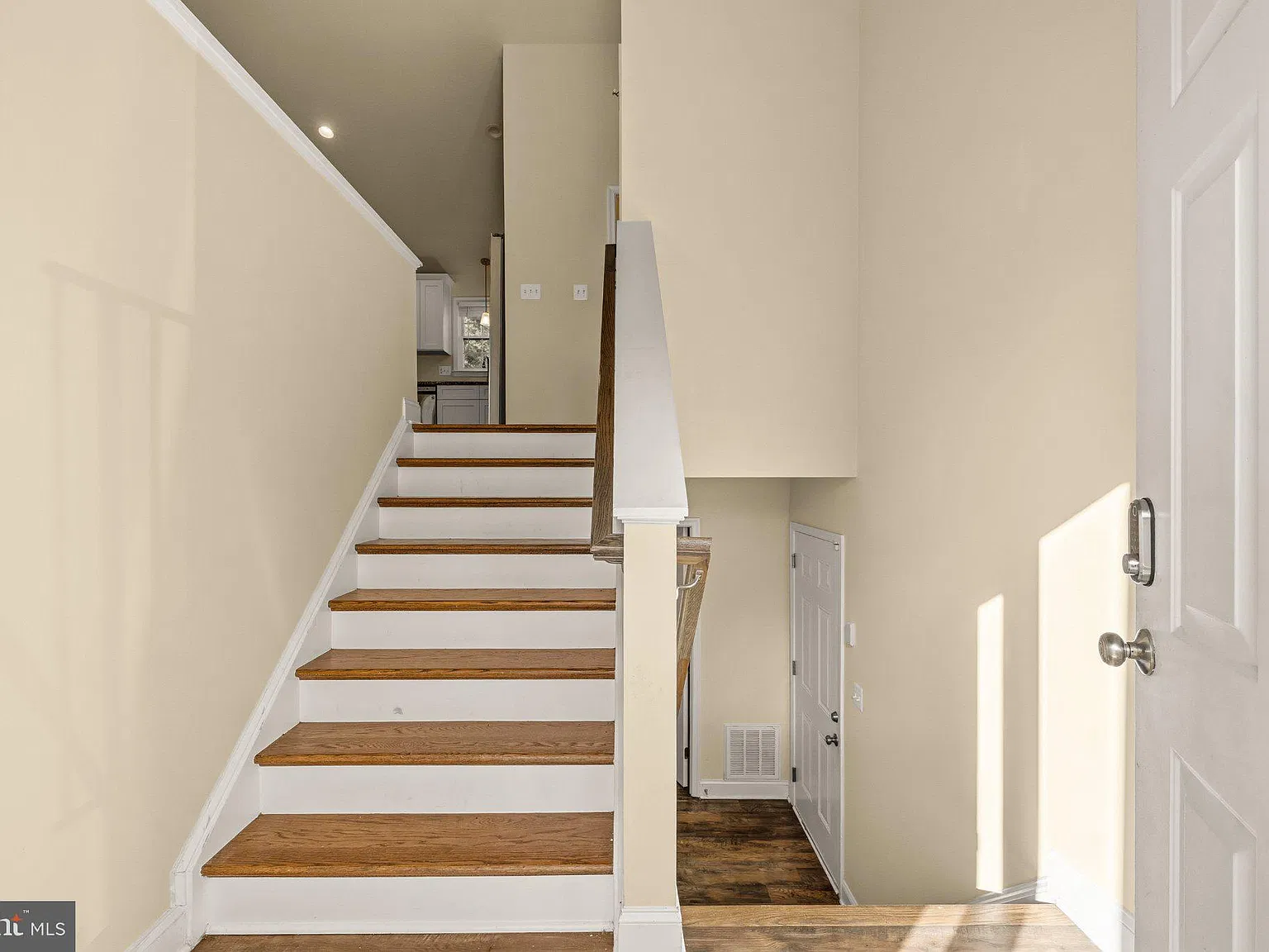 4 bed, 3.0 bath, 2584 sqft, $4,000 — Photo 3