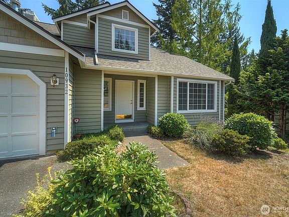 4th image of 10932 Peony Place NW